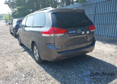 2012 Toyota Sienna Le V6 8 Passenger z USA, uszkodzony, nr VIN 5TDKK3DC4CS186149